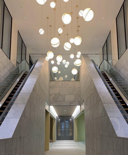 Lustre LED i form av en månskära – Samtida chic i akryl och mässingsfinish