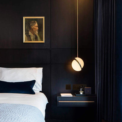 Lustre LED i form av en månskära – Samtida chic i akryl och mässingsfinish