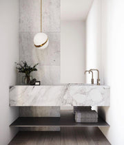 Crescent moon-shaped LED chandelier – Contemporary chic in acrylic and brass finish
