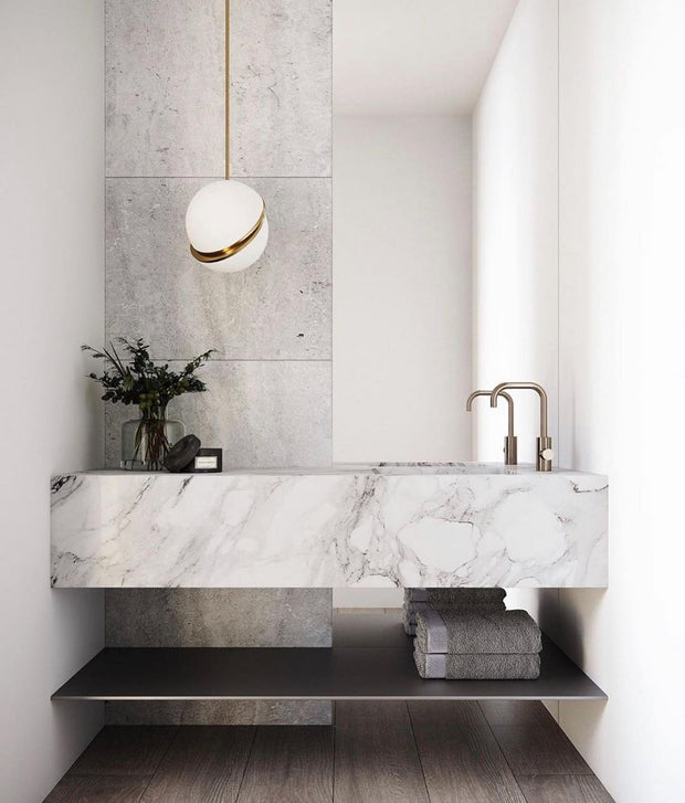 Crescent moon-shaped LED chandelier – Contemporary chic in acrylic and brass finish