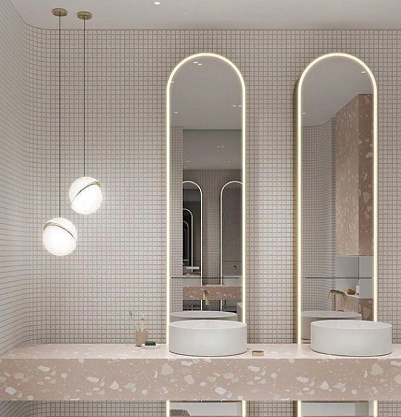 Lustre LED i form av en månskära – Samtida chic i akryl och mässingsfinish