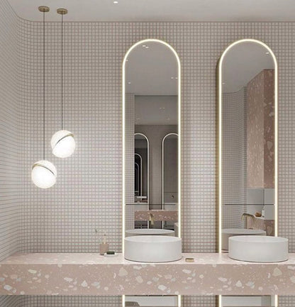 Lustre LED i form av en månskära – Samtida chic i akryl och mässingsfinish