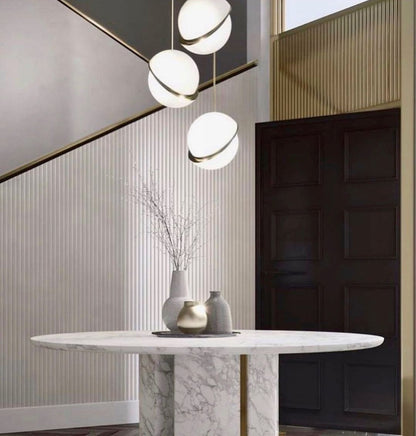 Lustre LED i form av en månskära – Samtida chic i akryl och mässingsfinish