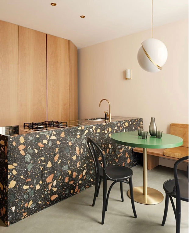 Crescent moon-shaped LED chandelier – Contemporary chic in acrylic and brass finish