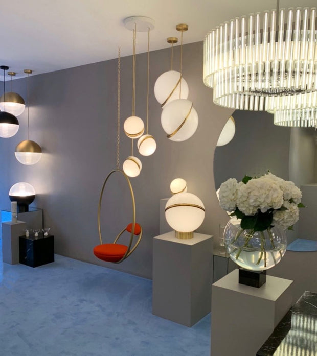 Crescent moon-shaped LED chandelier – Contemporary chic in acrylic and brass finish
