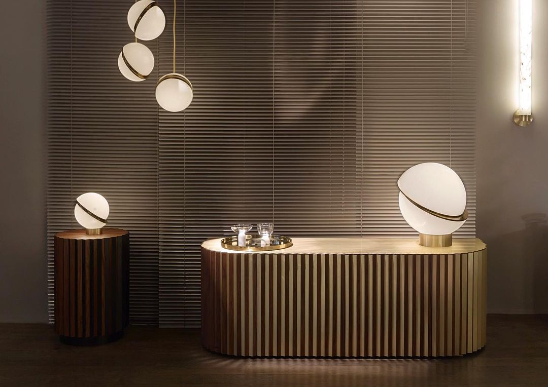 Lustre LED i form av en månskära – Samtida chic i akryl och mässingsfinish