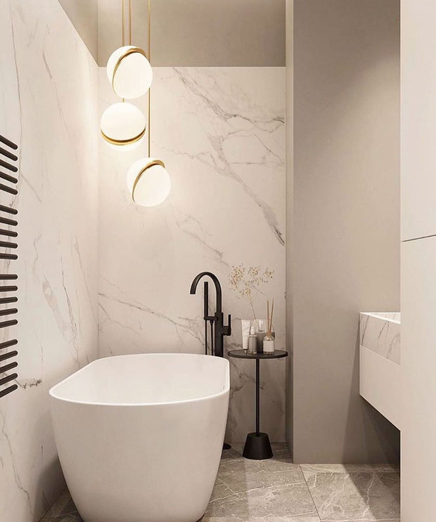 Crescent moon-shaped LED chandelier – Contemporary chic in acrylic and brass finish