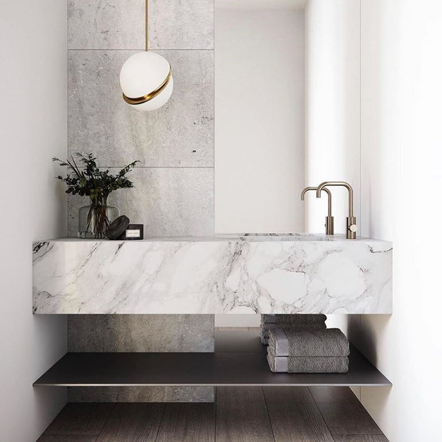 Crescent moon-shaped LED chandelier – Contemporary chic in acrylic and brass finish