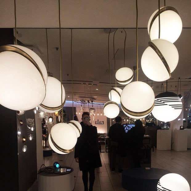Crescent moon-shaped LED chandelier – Contemporary chic in acrylic and brass finish