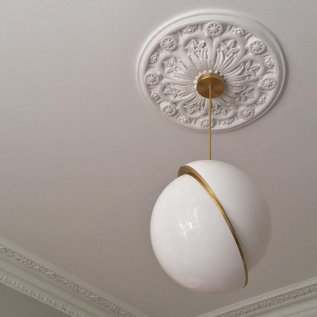 Crescent moon-shaped LED chandelier – Contemporary chic in acrylic and brass finish