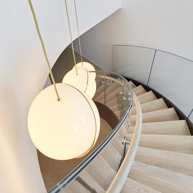 Crescent moon-shaped LED chandelier – Contemporary chic in acrylic and brass finish