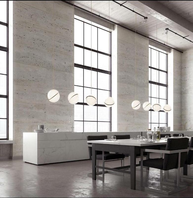 Lustre LED i form av en månskära – Samtida chic i akryl och mässingsfinish