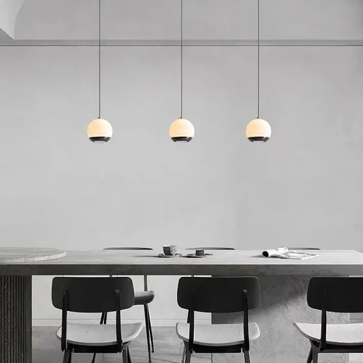 Luminaire à suspension en albâtre Nordic Elegance avec base en marbre luxueux