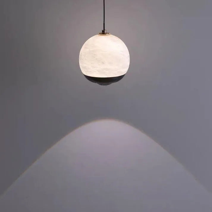 Luminaire à suspension en albâtre Nordic Elegance avec base en marbre luxueux