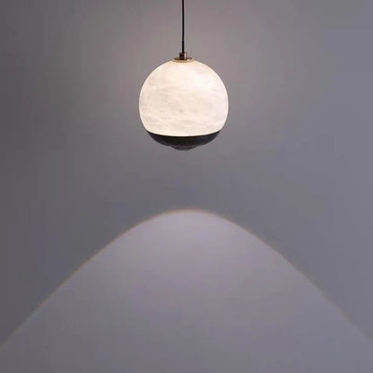 Luminaire à suspension en albâtre Nordic Elegance avec base en marbre luxueux