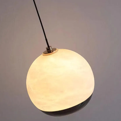 Luminaire à suspension en albâtre Nordic Elegance avec base en marbre luxueux