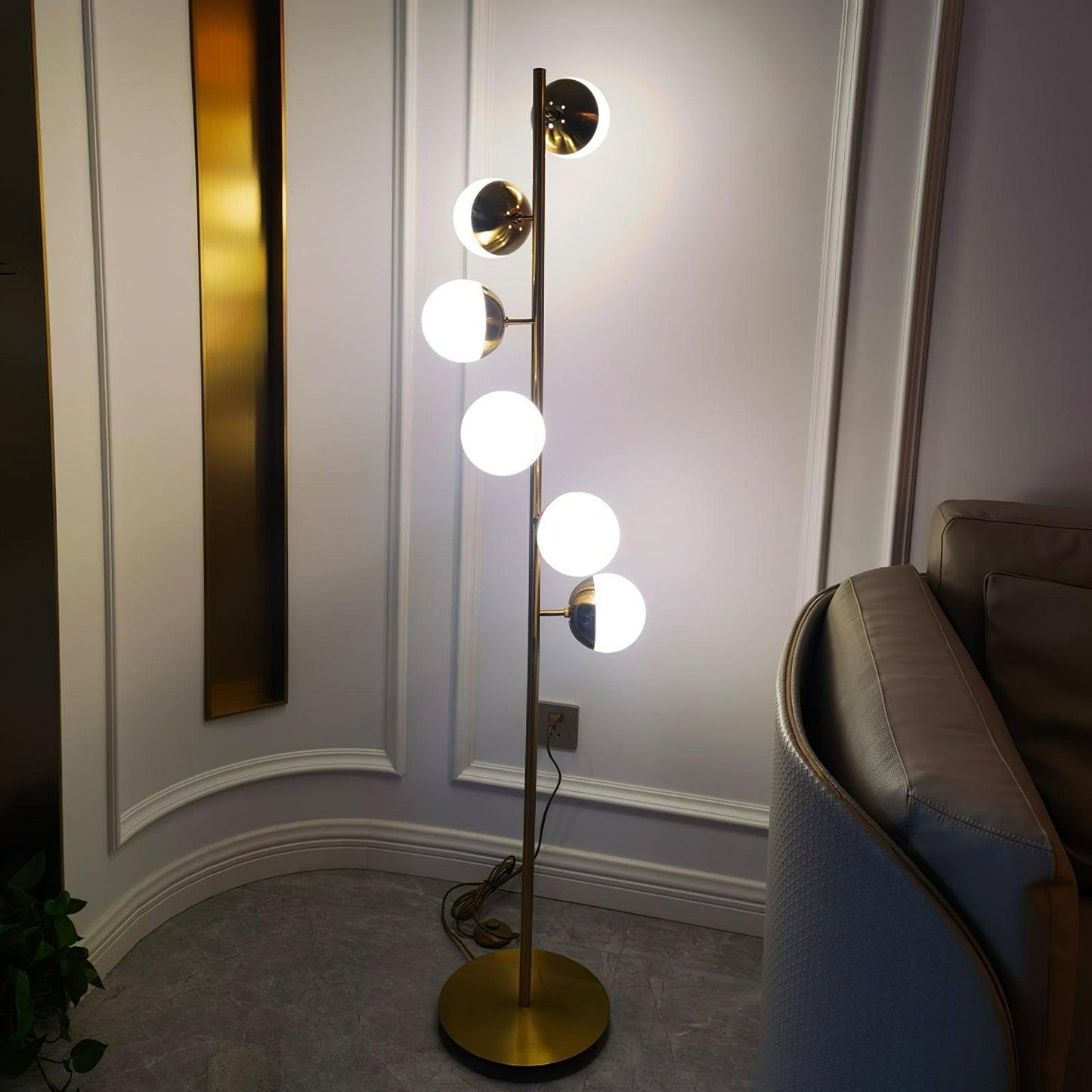 Doppler LED Tree Lamp – Contemporary Chic with Dazzling Glass Globe Lighting