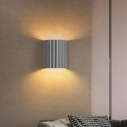 Chic wall sconce with pleated lampshade – Elevate your space with modern elegance and soft illumination