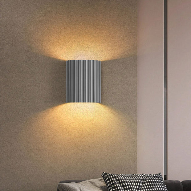 Chic wall sconce with pleated lampshade – Elevate your space with modern elegance and soft illumination