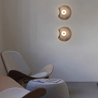 Elegant vägglampa i bärnsten glas - Chic LED-design för bekväm och funktionell belysning
