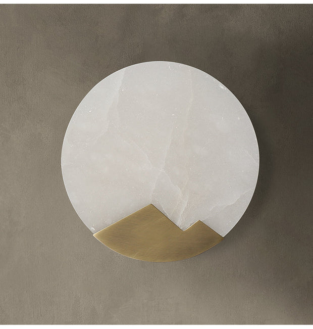 Chic Scandinavian LED wall lamp – Elegant marble and brass lamp with adjustable brightness
