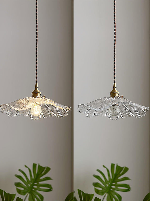 Charming Flower-Shaped Glass Pendant – Timeless Elegance in a Crystal-Clear Design