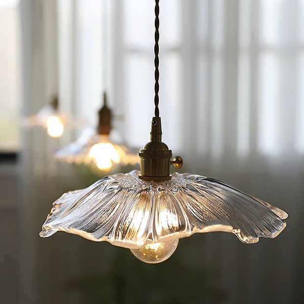 Charming Flower-Shaped Glass Pendant – Timeless Elegance in a Crystal-Clear Design