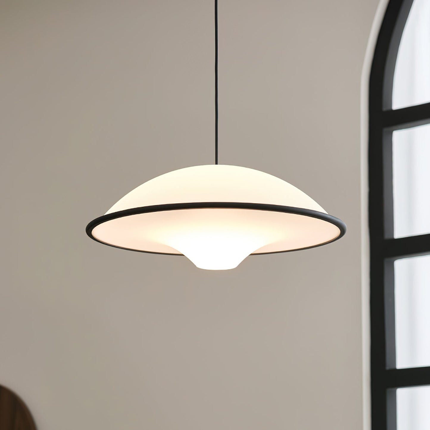 Suspension LED Fontana Élégante – Minimalisme Moderne Inspiré par les OVNI