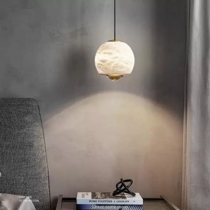 Luminaire à suspension en albâtre Nordic Elegance avec base en marbre luxueux