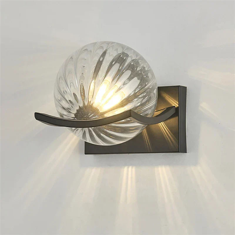 Modern and sleek LED wall light in glass - Durable and elegant design perfect for your living room, bedroom, and hallway