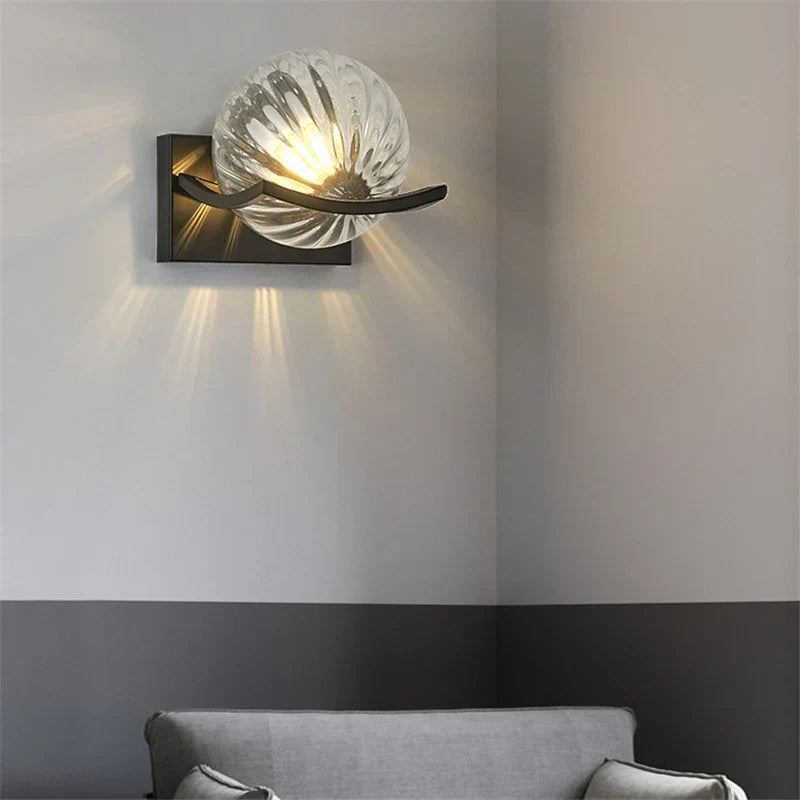 Modern and sleek LED wall light in glass - Durable and elegant design perfect for your living room, bedroom, and hallway