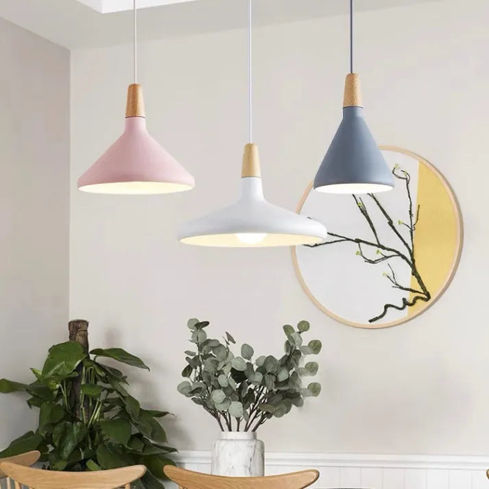 Suspension en cône de macarons français fantaisie – Lampe en aluminium et bois élégant pour une touche stylée