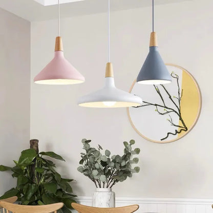Suspension en cône de macarons français fantaisie – Lampe en aluminium et bois élégant pour une touche stylée
