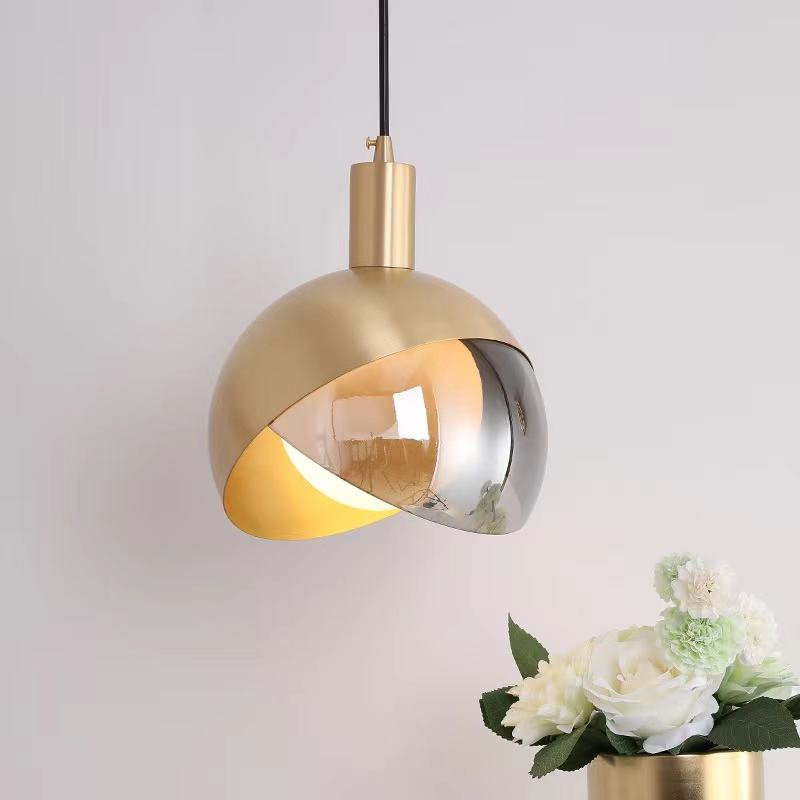 Elegante noordse glazen en gouden hanglamp – Stijlvol ontwerp met gerookte lampenkap