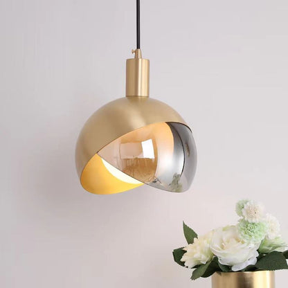 Elegante noordse glazen en gouden hanglamp – Stijlvol ontwerp met gerookte lampenkap