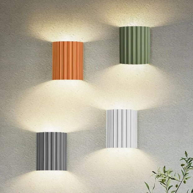 Chic wall sconce with pleated lampshade – Elevate your space with modern elegance and soft illumination