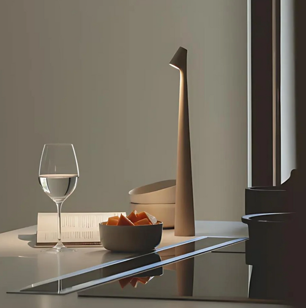 La Lumière d'Opale - Lampe de Table en Verre Opale et Métal | Éclairage Élégant et Raffiné