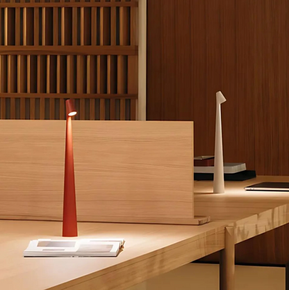 La Lumière d'Opale - Lampe de Table en Verre Opale et Métal | Éclairage Élégant et Raffiné