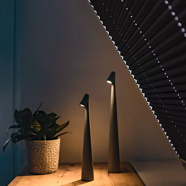 La Lumière d'Opale - Lampe de Table en Verre Opale et Métal | Éclairage Élégant et Raffiné