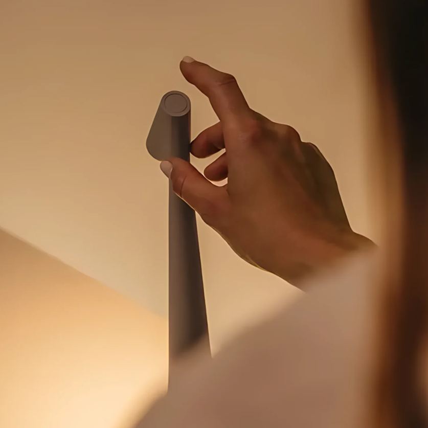 La Lumière d'Opale - Lampe de Table en Verre Opale et Métal | Éclairage Élégant et Raffiné