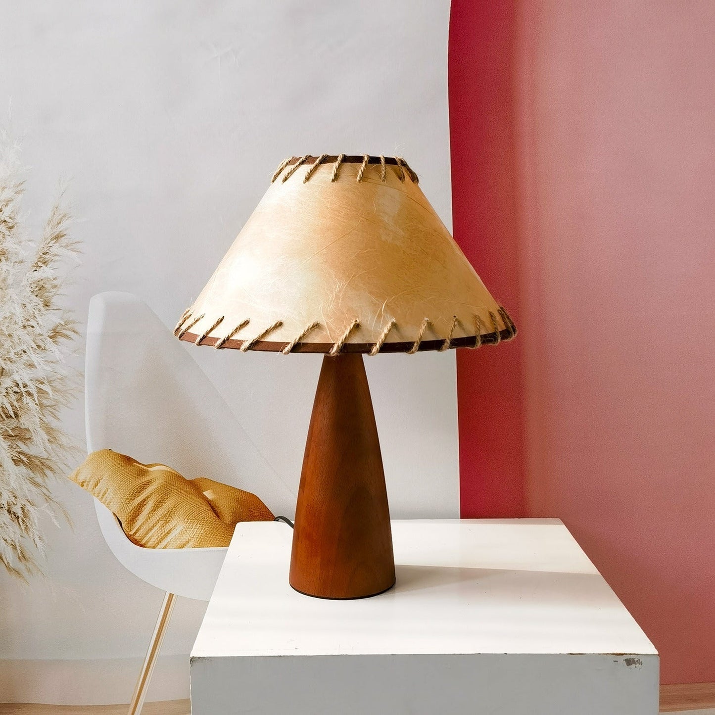 Lampe de table en bois massif au design élégant des années 1950 – Une addition intemporelle à votre décor