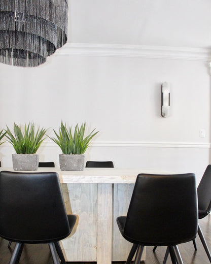 Väggapplikation i förlängd och elegant alabaster - Stilfull elegans med chic mässingsdetaljer