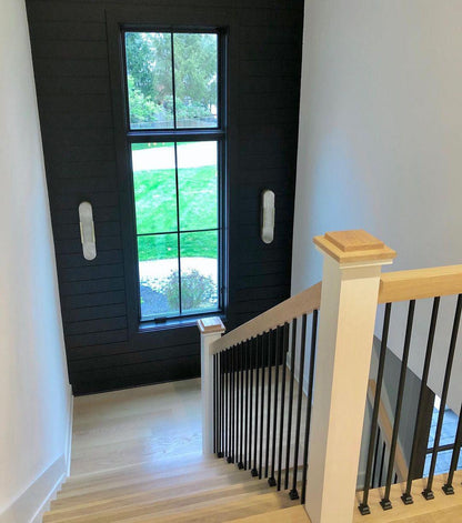 Väggapplikation i förlängd och elegant alabaster - Stilfull elegans med chic mässingsdetaljer