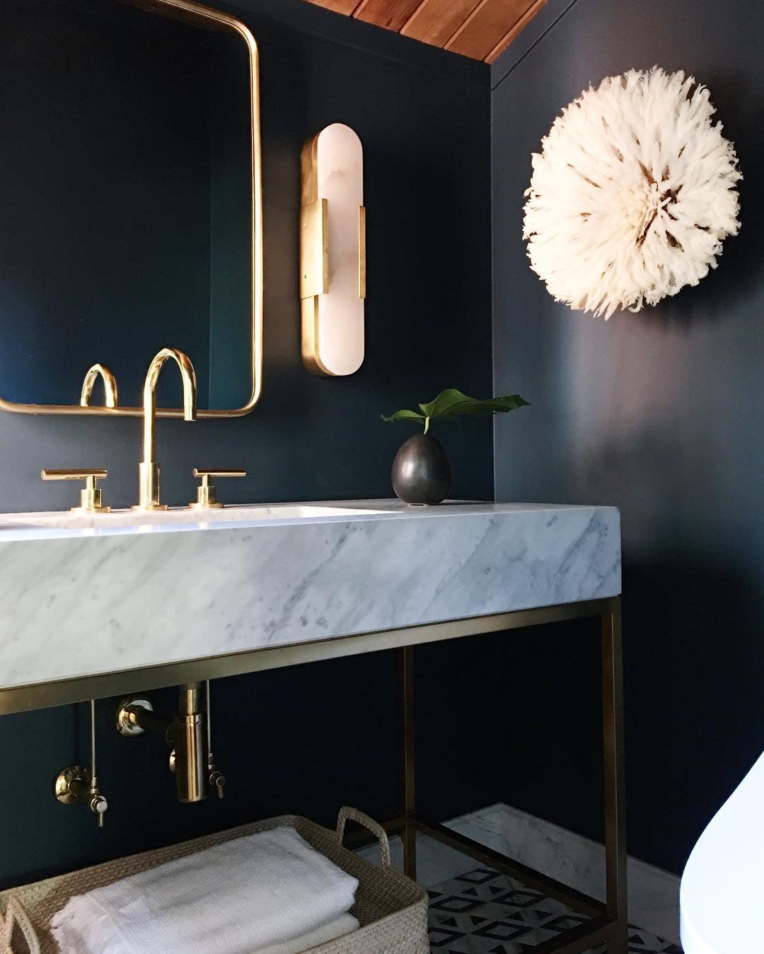 Väggapplikation i förlängd och elegant alabaster - Stilfull elegans med chic mässingsdetaljer