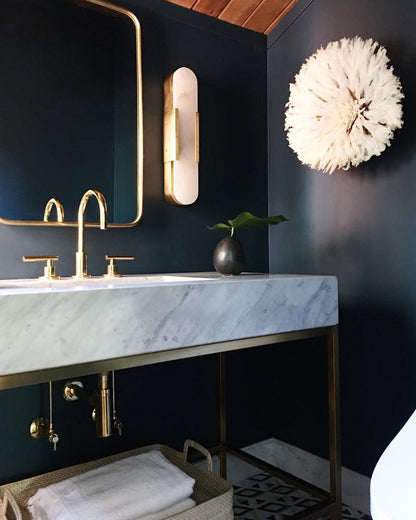 Väggapplikation i förlängd och elegant alabaster - Stilfull elegans med chic mässingsdetaljer