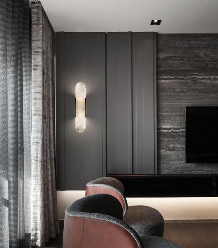 Väggapplikation i förlängd och elegant alabaster - Stilfull elegans med chic mässingsdetaljer