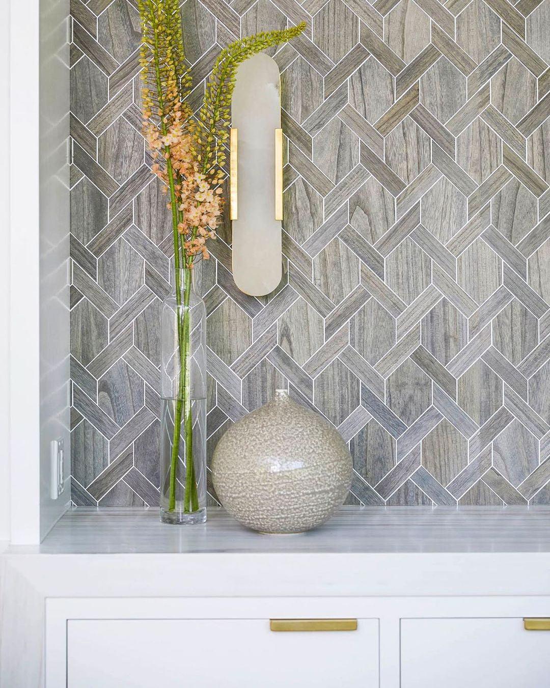 Väggapplikation i förlängd och elegant alabaster - Stilfull elegans med chic mässingsdetaljer