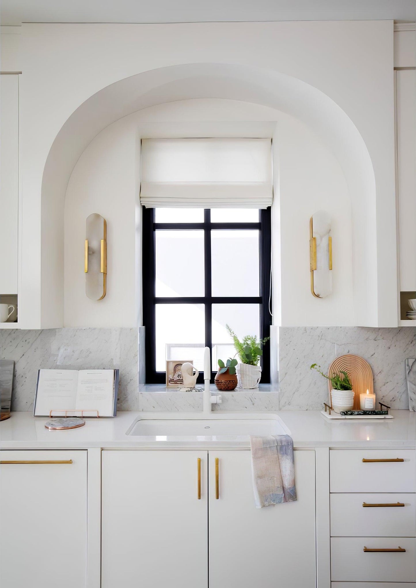 Väggapplikation i förlängd och elegant alabaster - Stilfull elegans med chic mässingsdetaljer