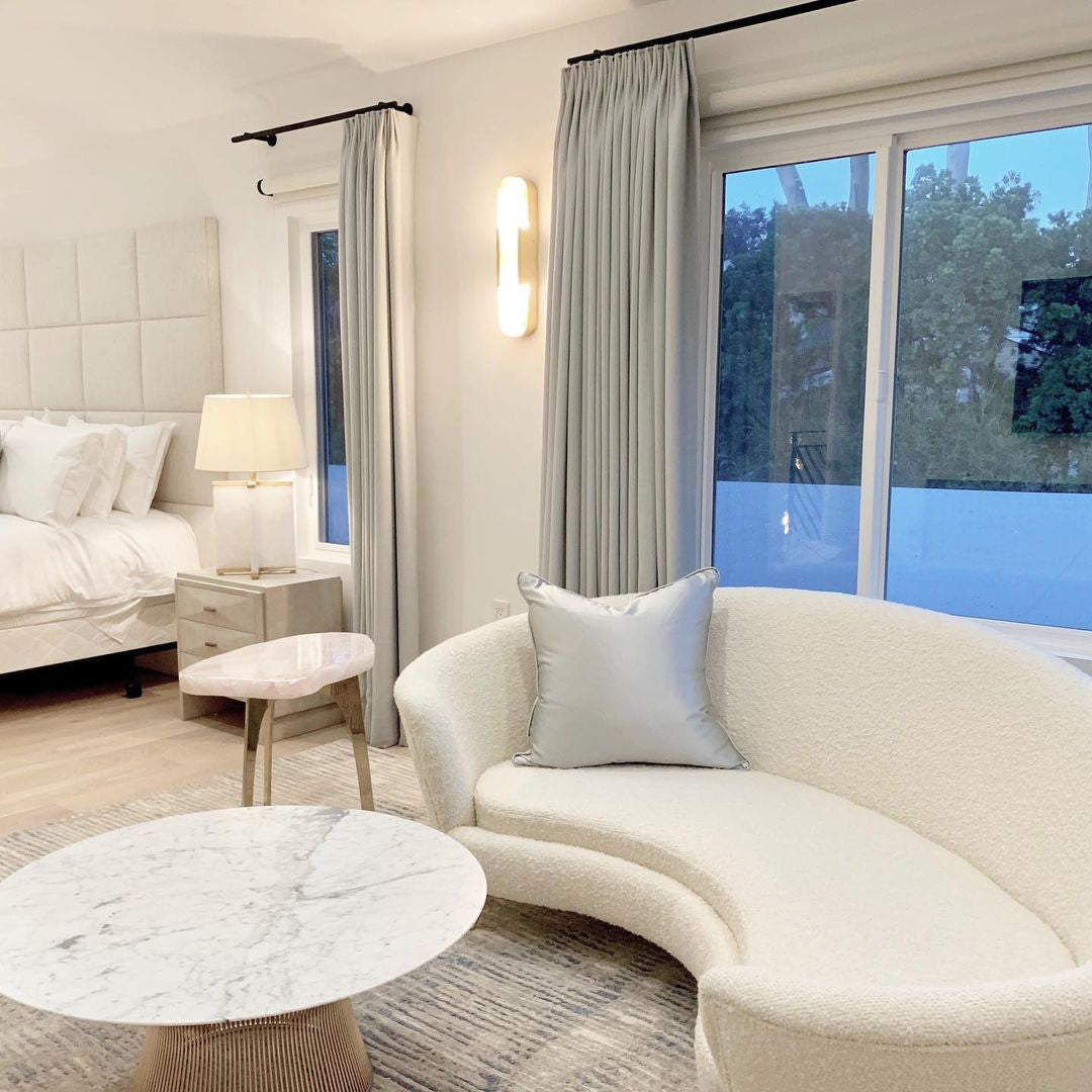 Väggapplikation i förlängd och elegant alabaster - Stilfull elegans med chic mässingsdetaljer