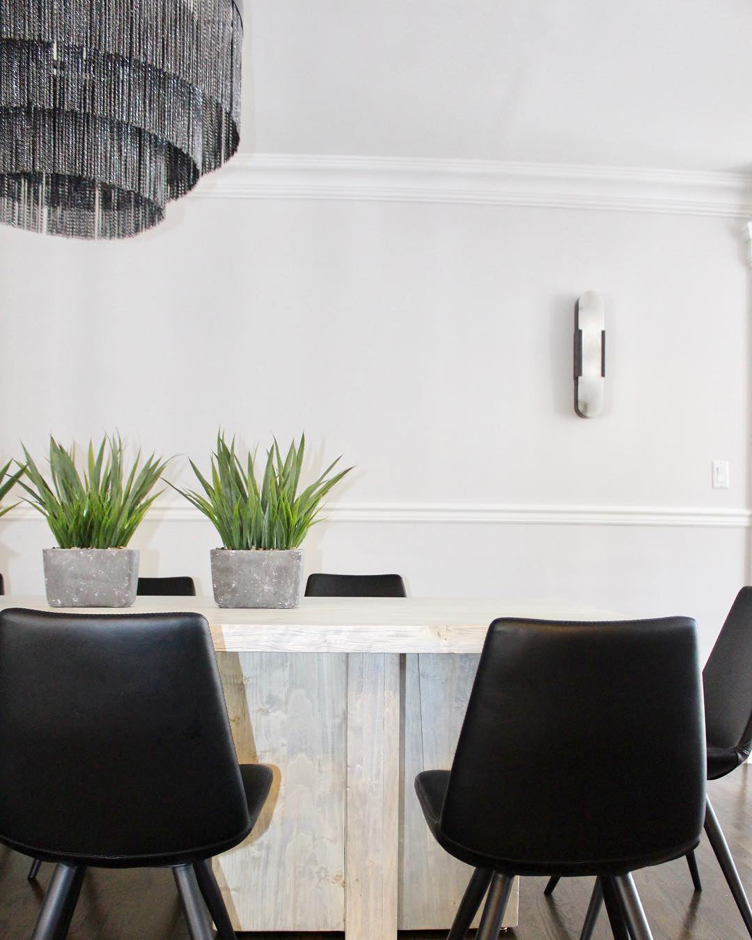 Väggapplikation i förlängd och elegant alabaster - Stilfull elegans med chic mässingsdetaljer